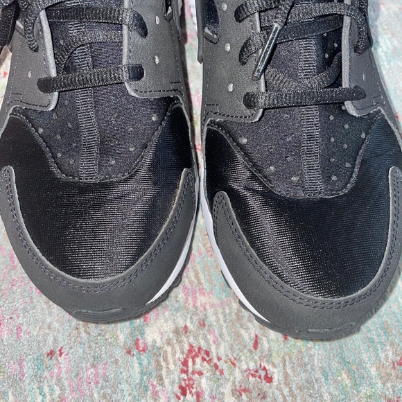 WMNS Nike Huaraches - size 9 - Picture 5 of 8